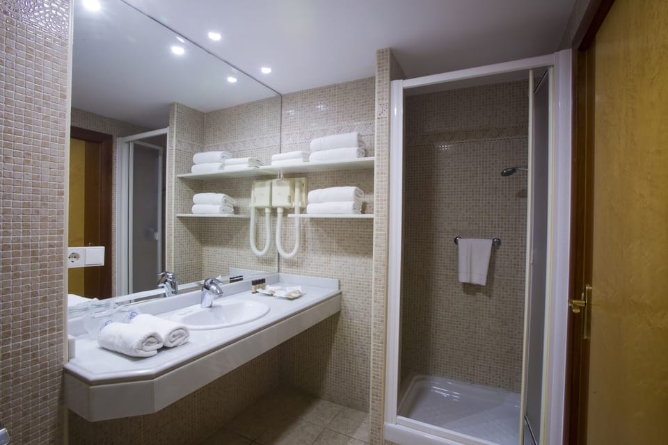 Standard Double Room | Bathroom | Shower, free toiletries, hair dryer, bidet