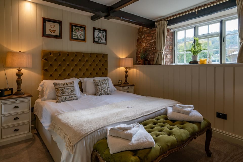 Standard Double Room, 1 Double Bed, Ensuite, Garden View | Individually decorated, desk, laptop workspace