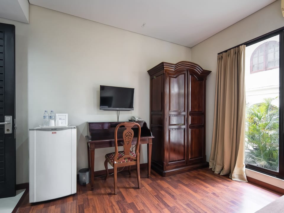 Premium Room, 1 Queen Bed | Desk, laptop workspace, free WiFi, bed sheets