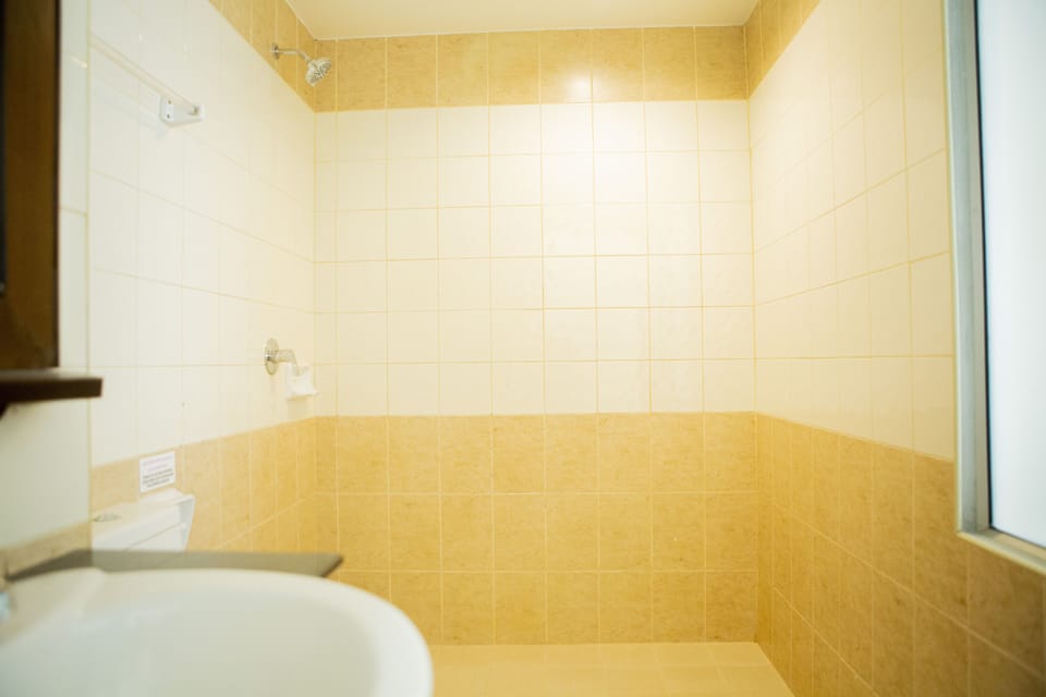 Standard Room | Bathroom | Combined shower/tub, free toiletries, hair dryer, slippers