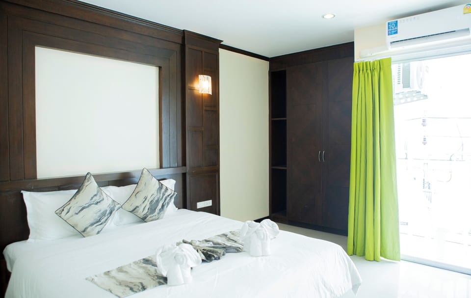 Elite Double Room | In-room safe, individually decorated, blackout drapes, soundproofing