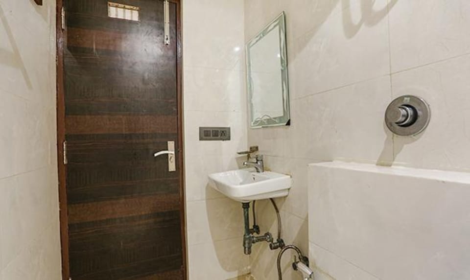 Shower, rainfall showerhead, free toiletries, bathrobes