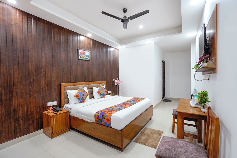 Egyptian cotton sheets, premium bedding, in-room safe, desk