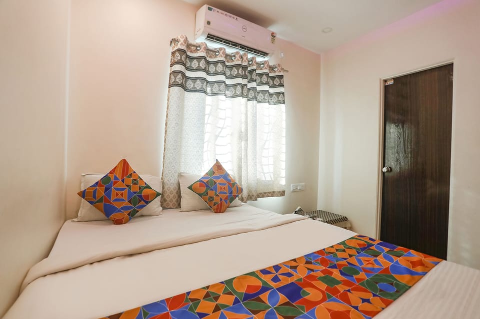 Egyptian cotton sheets, premium bedding, in-room safe, desk