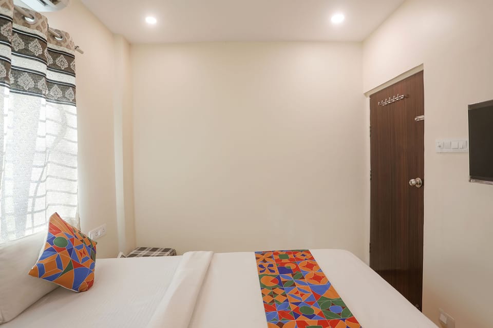 Egyptian cotton sheets, premium bedding, in-room safe, desk