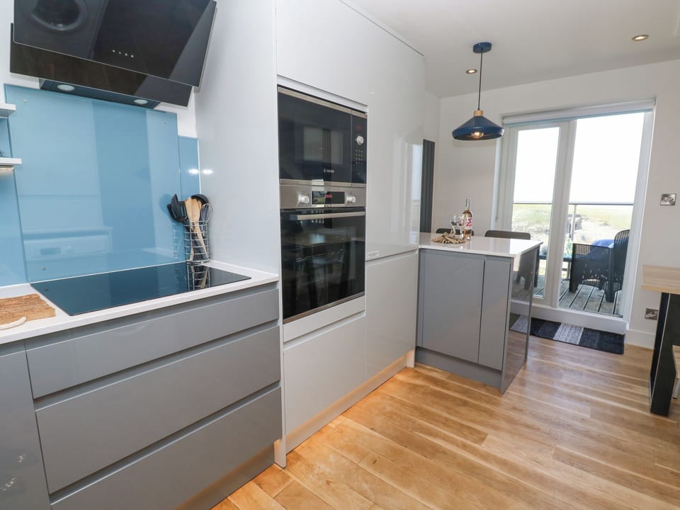 Cottage | Private kitchen | Dishwasher, cookware/dishes/utensils
