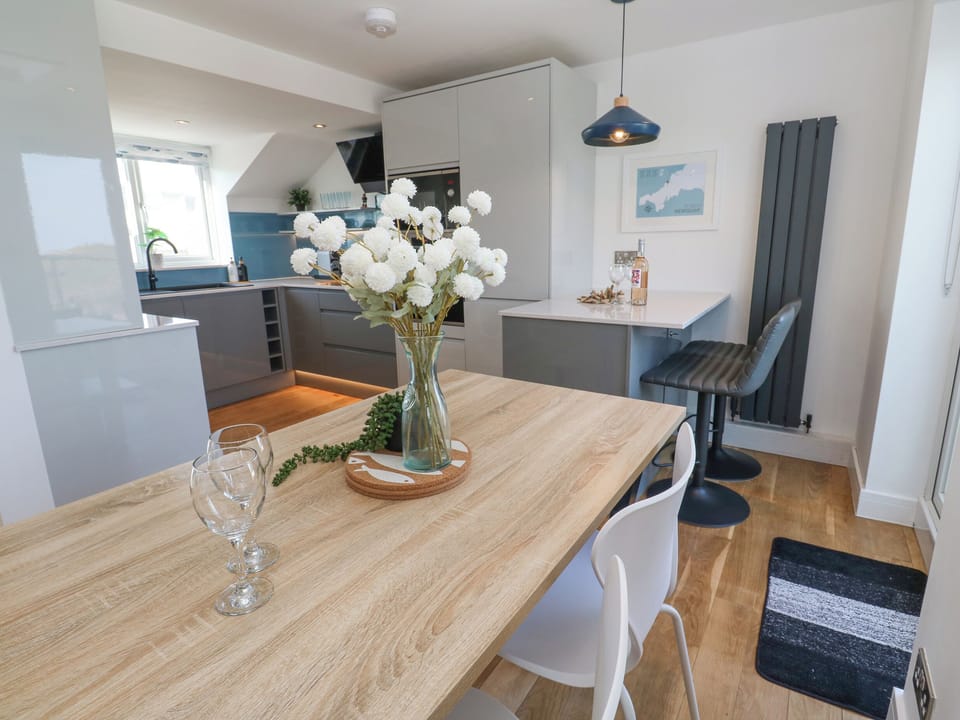 Cottage | Dining