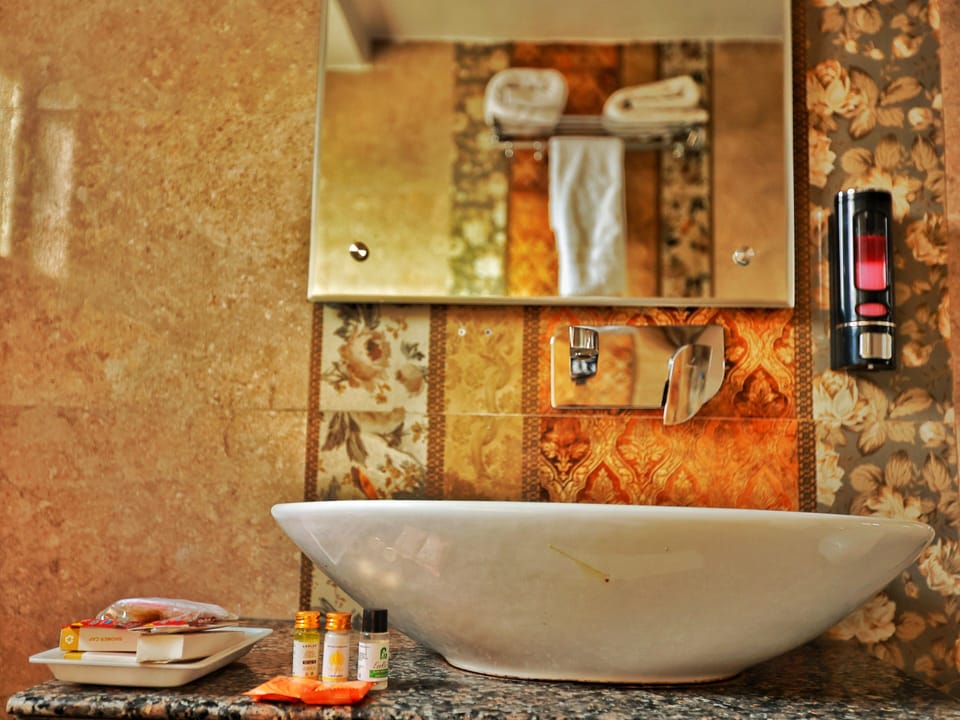 Deluxe Room | Bathroom | Shower, free toiletries, bathrobes, slippers