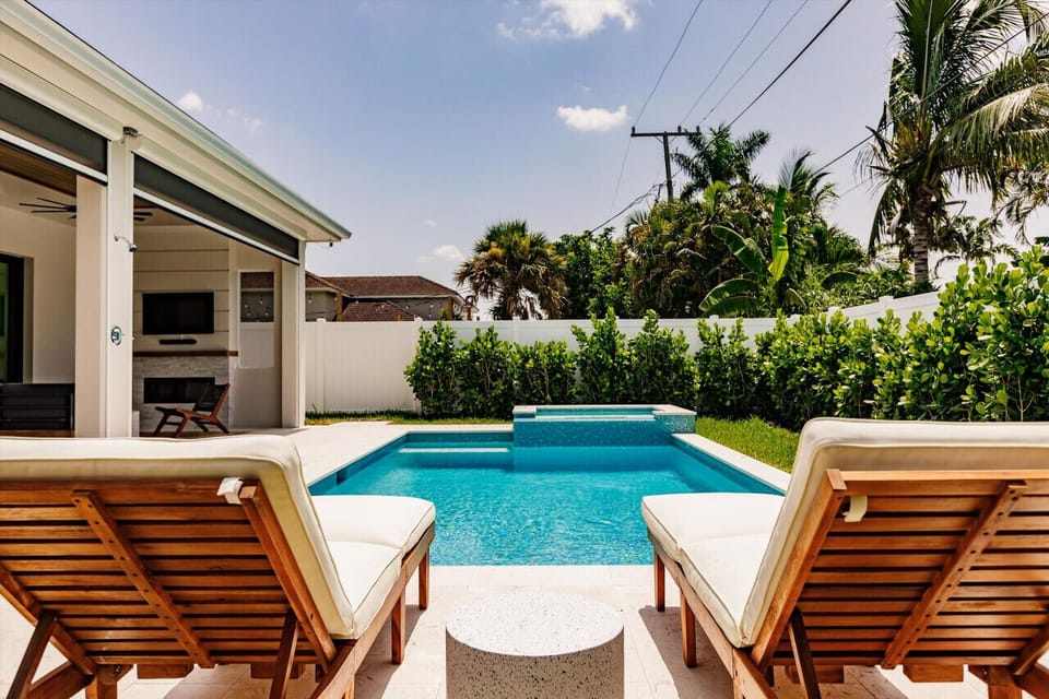 Heated Pool, Heated Spa, Lounge Chairs, Fully Fenced..