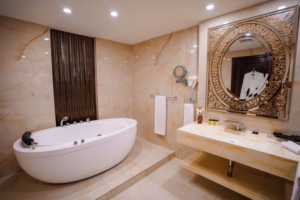 Royal Suite | Bathroom | Free toiletries, hair dryer, bathrobes, slippers