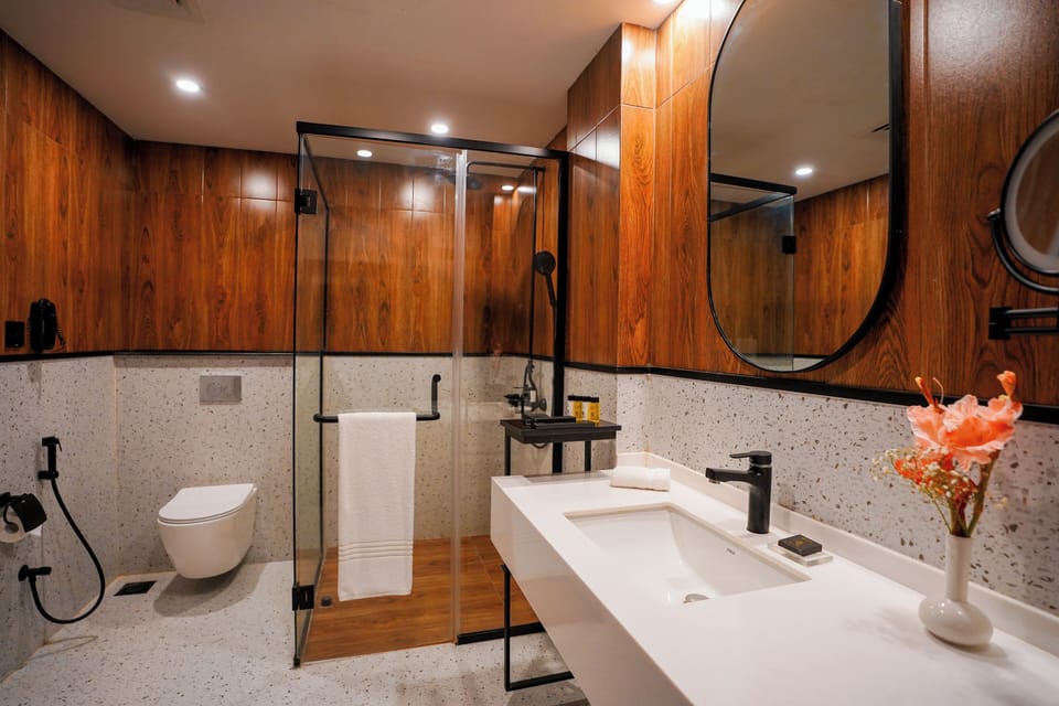 Executive Room | Bathroom | Free toiletries, hair dryer, bathrobes, slippers
