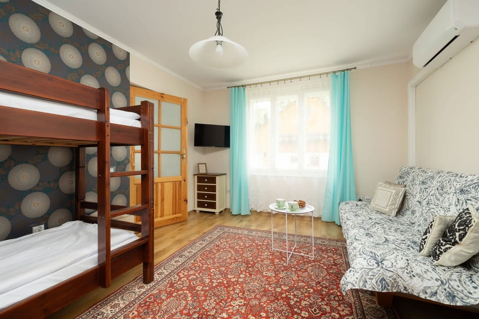 Bunk beds in family-friendly room – Perfect for kids or group stays.