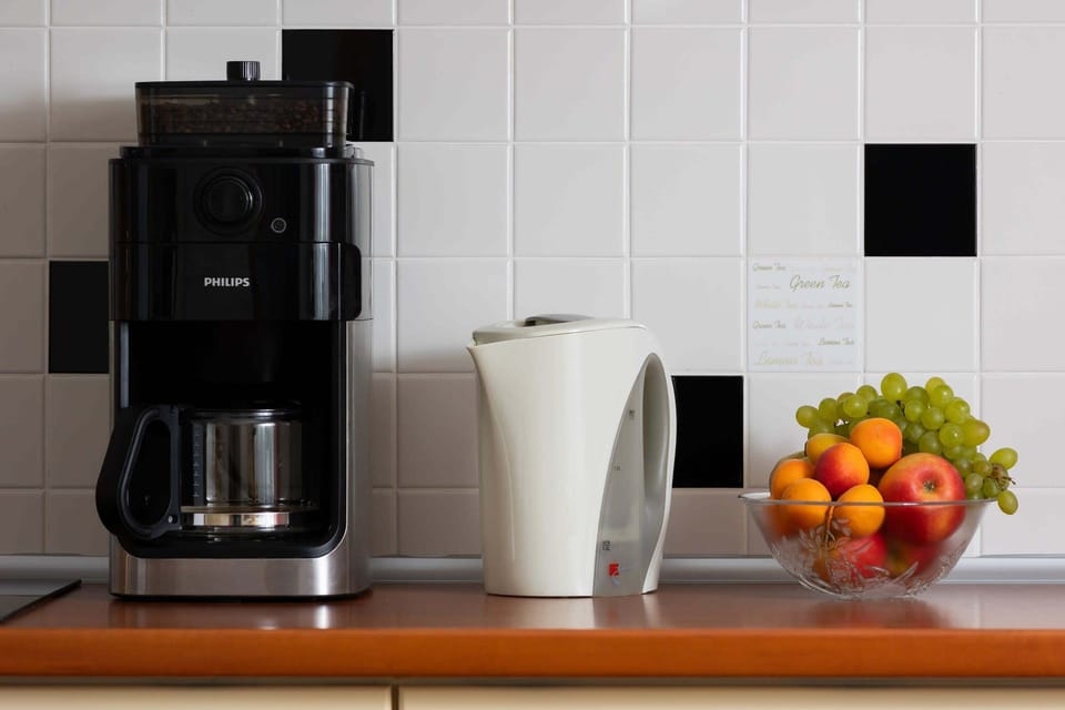Close-up of the kitchen worktop where the coffee machine and electric kettle are located.