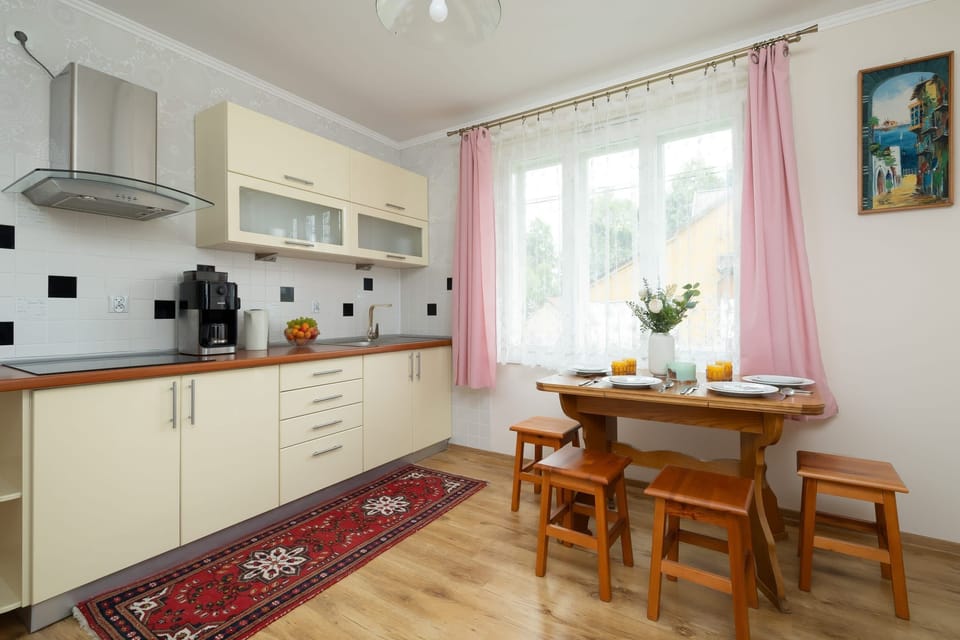 Fully equipped kitchen with white cabinetry – Cook and dine with everything you need.
