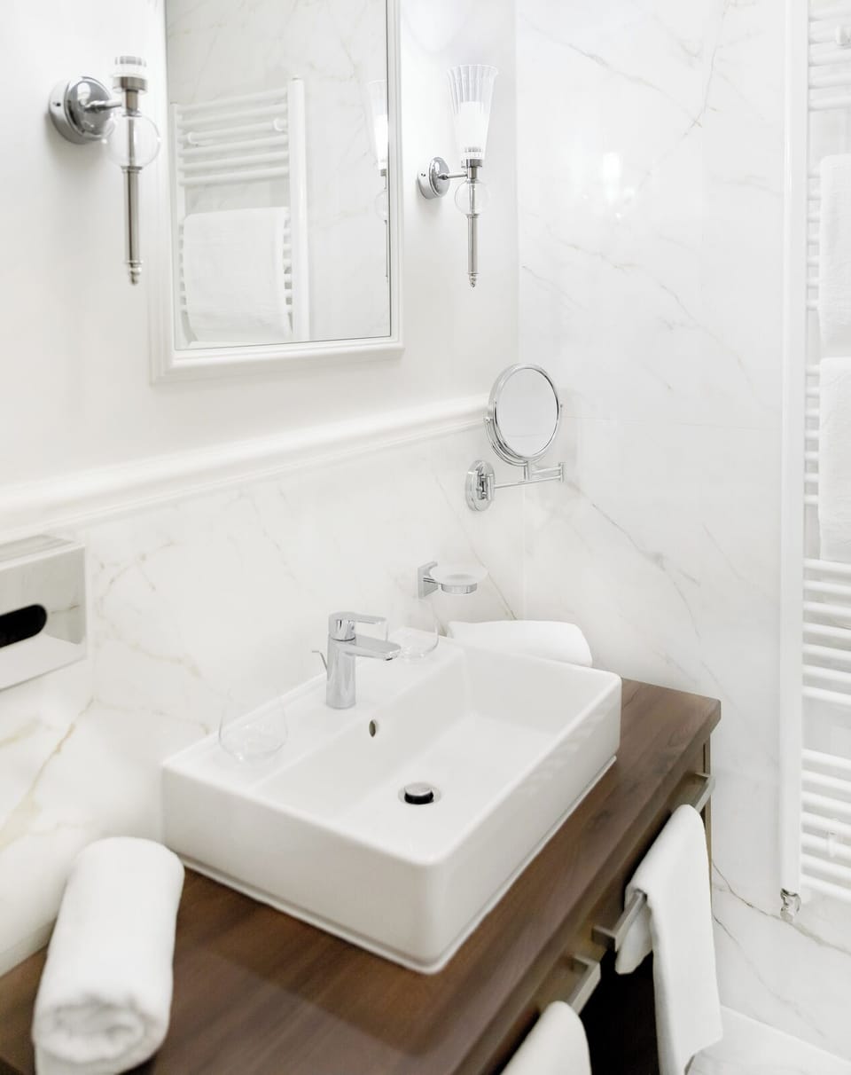 Classic Double Room | Bathroom | Shower, rainfall showerhead, free toiletries, hair dryer