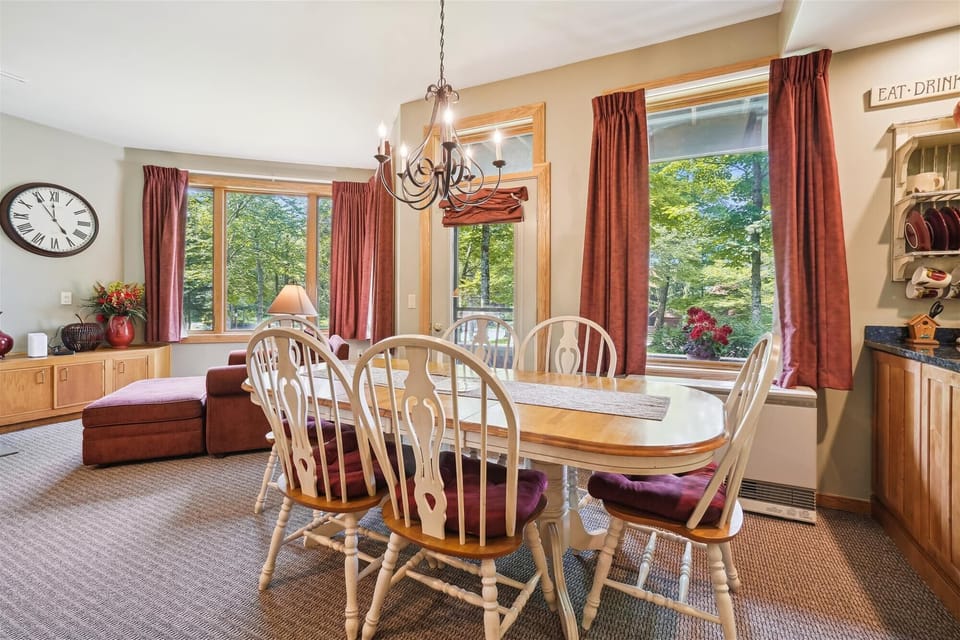 Enjoy the ambiance of the warm colors and beautiful scenery at the dining room table, seats 6 comfortably