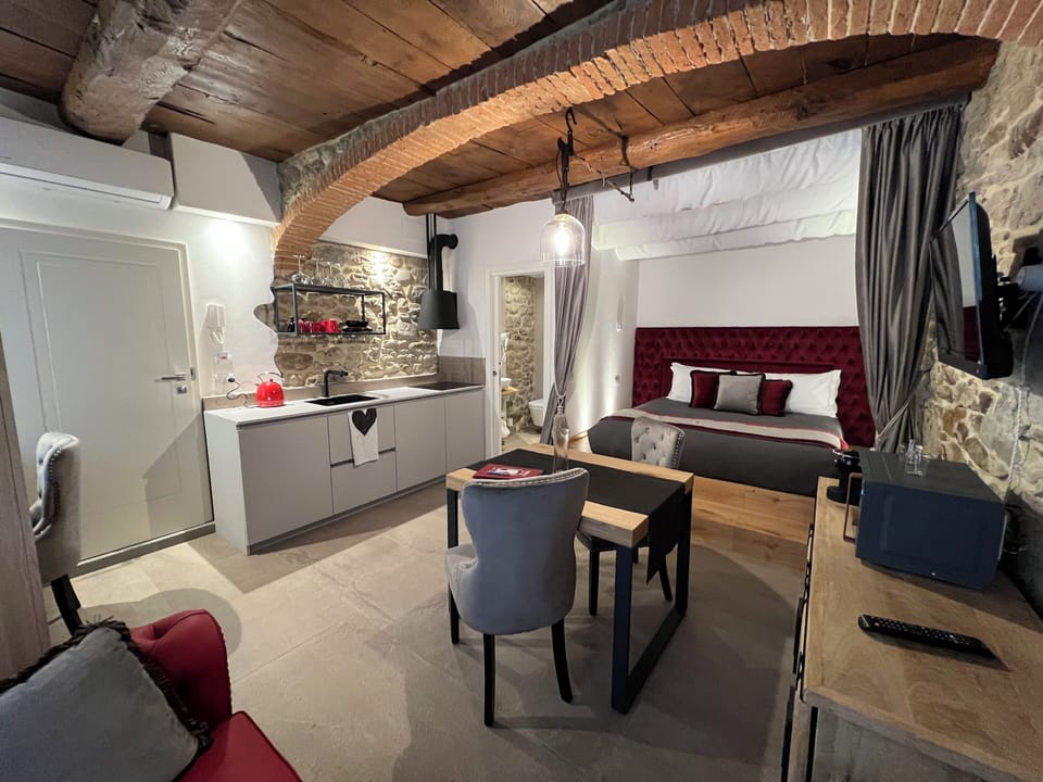 Romantic Suite, 1 King Bed, Non Smoking, City View | Living area | 32-inch Smart TV with digital channels, pay movies, printers
