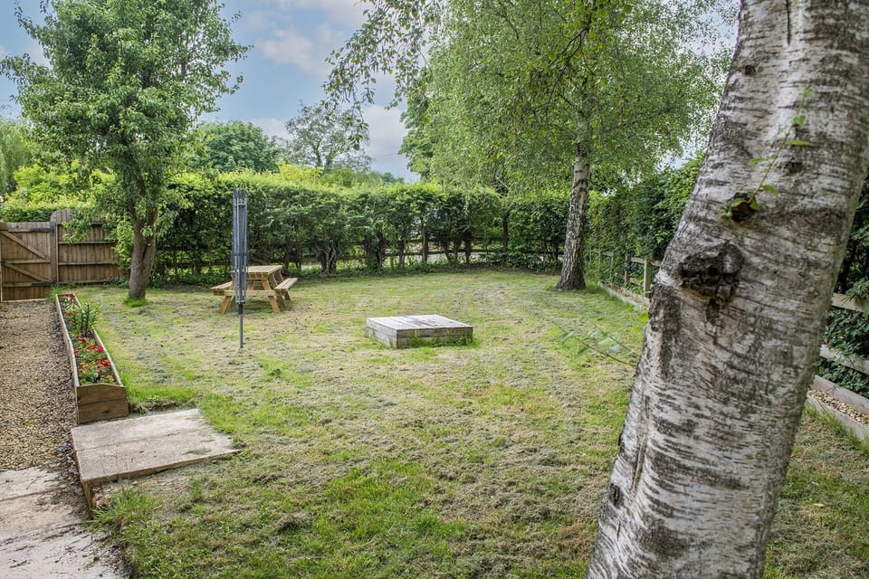 The private garden surrounded by hedges at Farmyard Cottage, Wiltshire