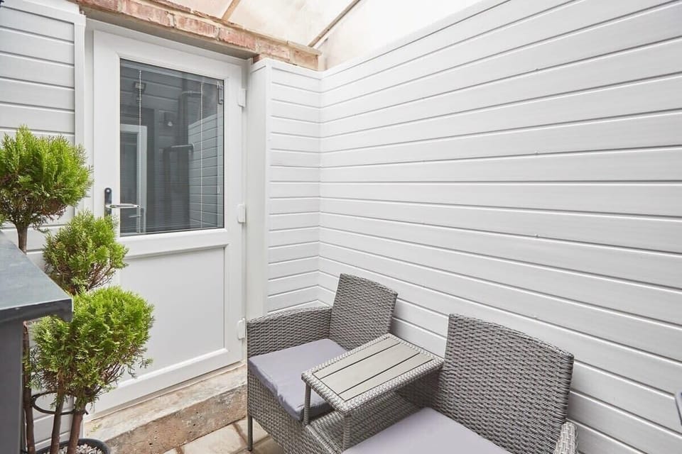 Wadsworth Cottage, Whitby - Host & Stay