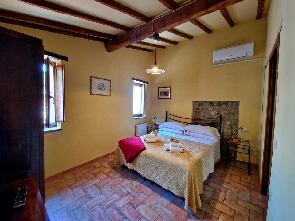 Quadruple Room | Desk, WiFi (free), bed sheets