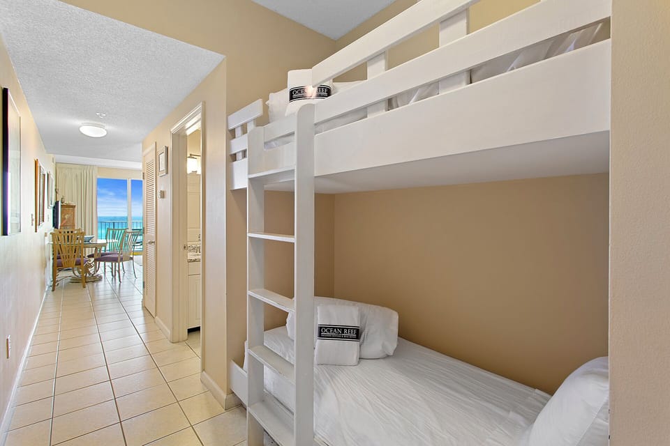 23-Majestic-Sun-209B-Bunk-Nook