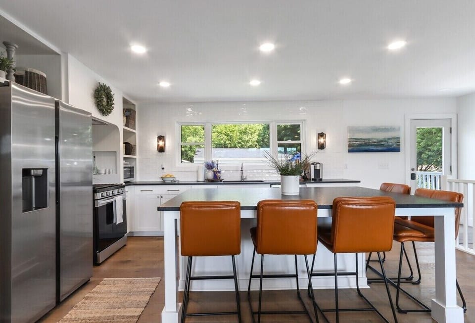 Fully equipped kitchen, with seating
