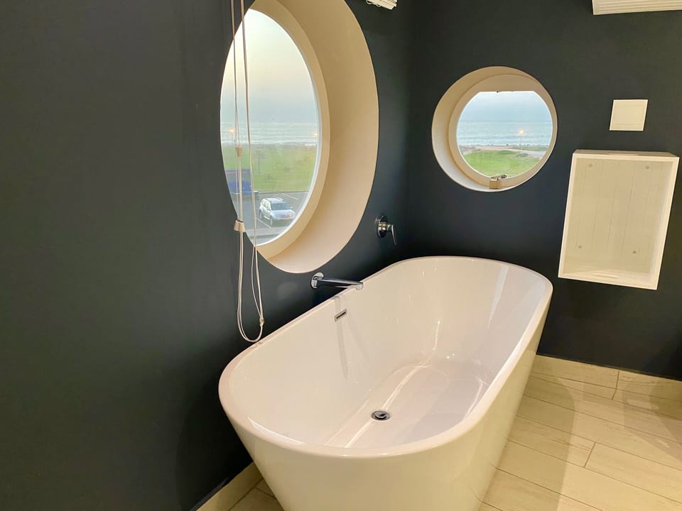 Deluxe Double or Twin Room | Minibar, in-room safe, WiFi (free), bed sheets