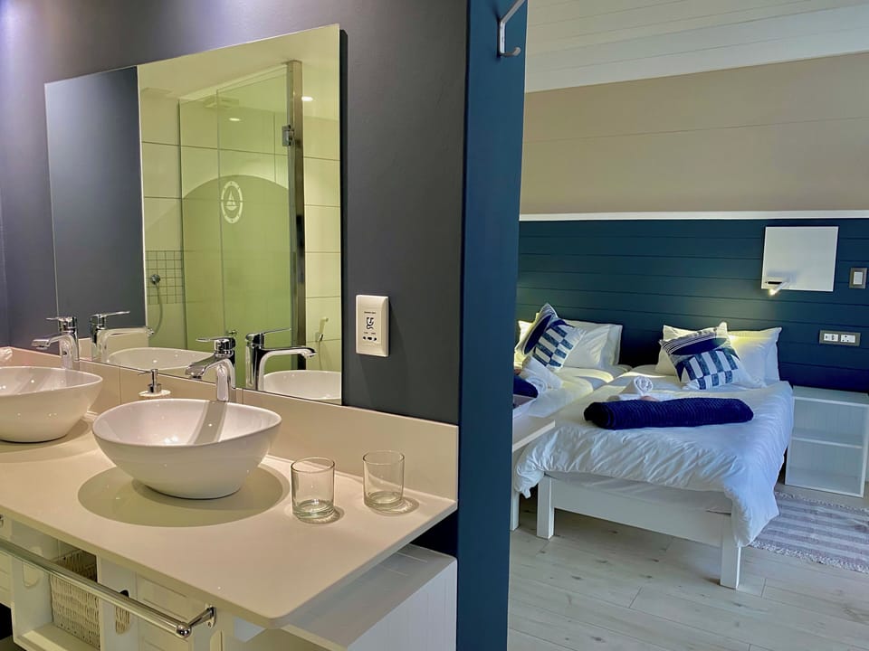 Deluxe Double or Twin Room | Minibar, in-room safe, WiFi (free), bed sheets