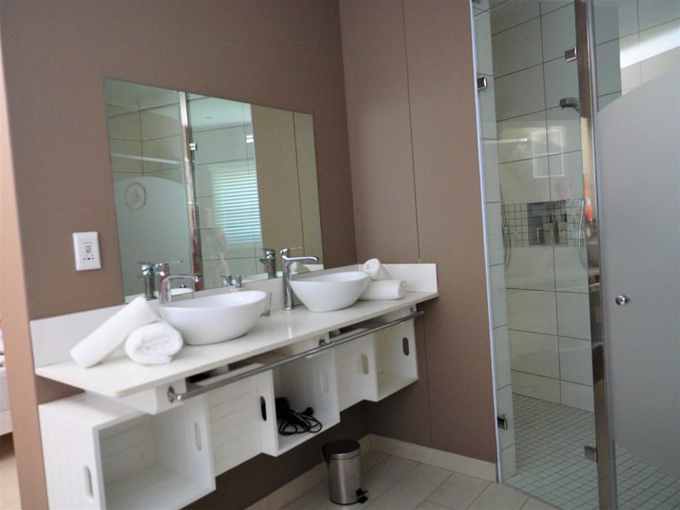 Standard Double or Twin Room | Minibar, in-room safe, WiFi (free), bed sheets