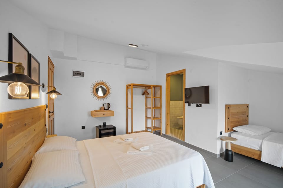 Penthouse Teras Oda | Memory foam beds, minibar (free items), desk, laptop workspace