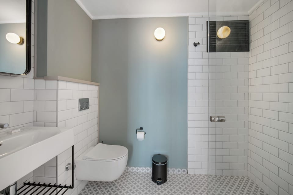 Premium Cift Kisilik Balkonlu Oda | Bathroom | Shower, slippers, towels