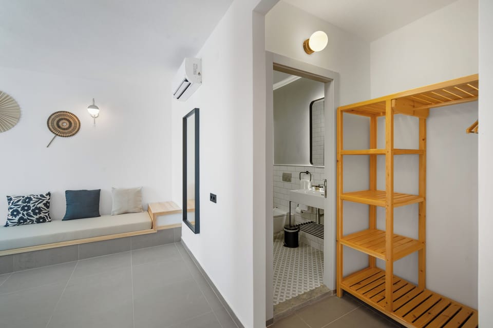 Premier Quadruple Room | Memory foam beds, minibar (free items), desk, laptop workspace