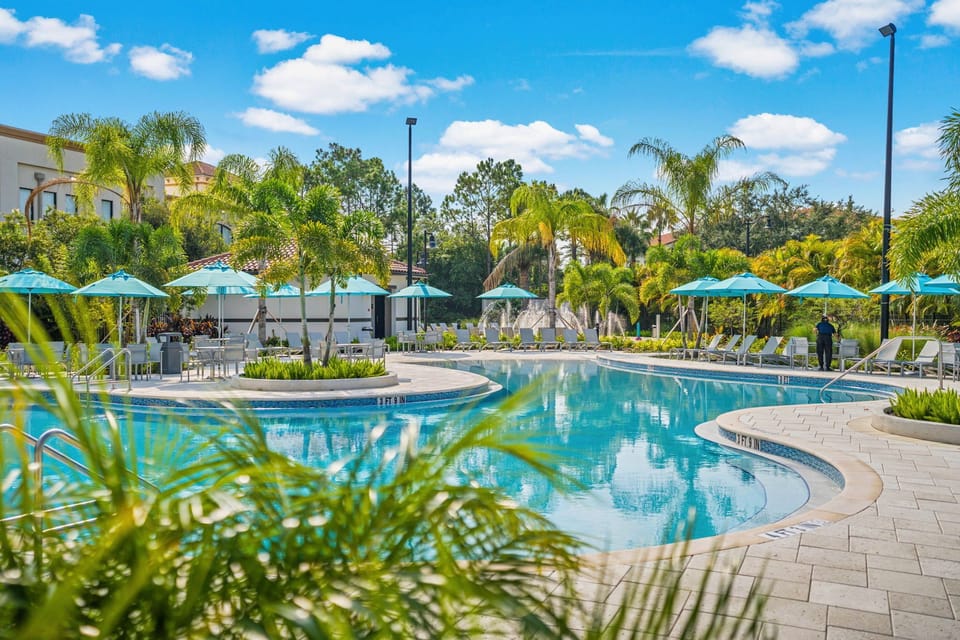 NEW Isles Pool - Vista Cay Resort Direct