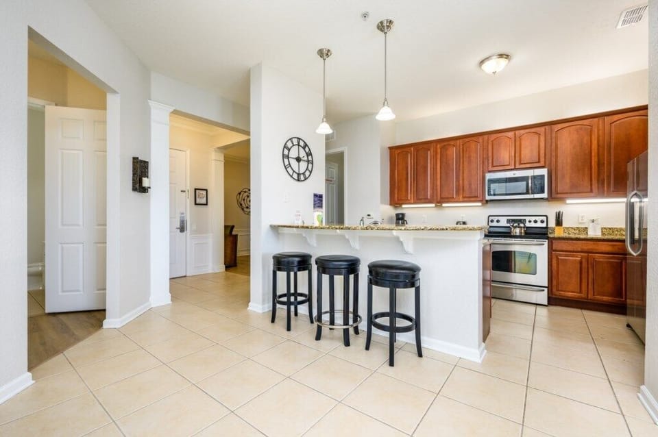 Kitchen and Breakfast Bar