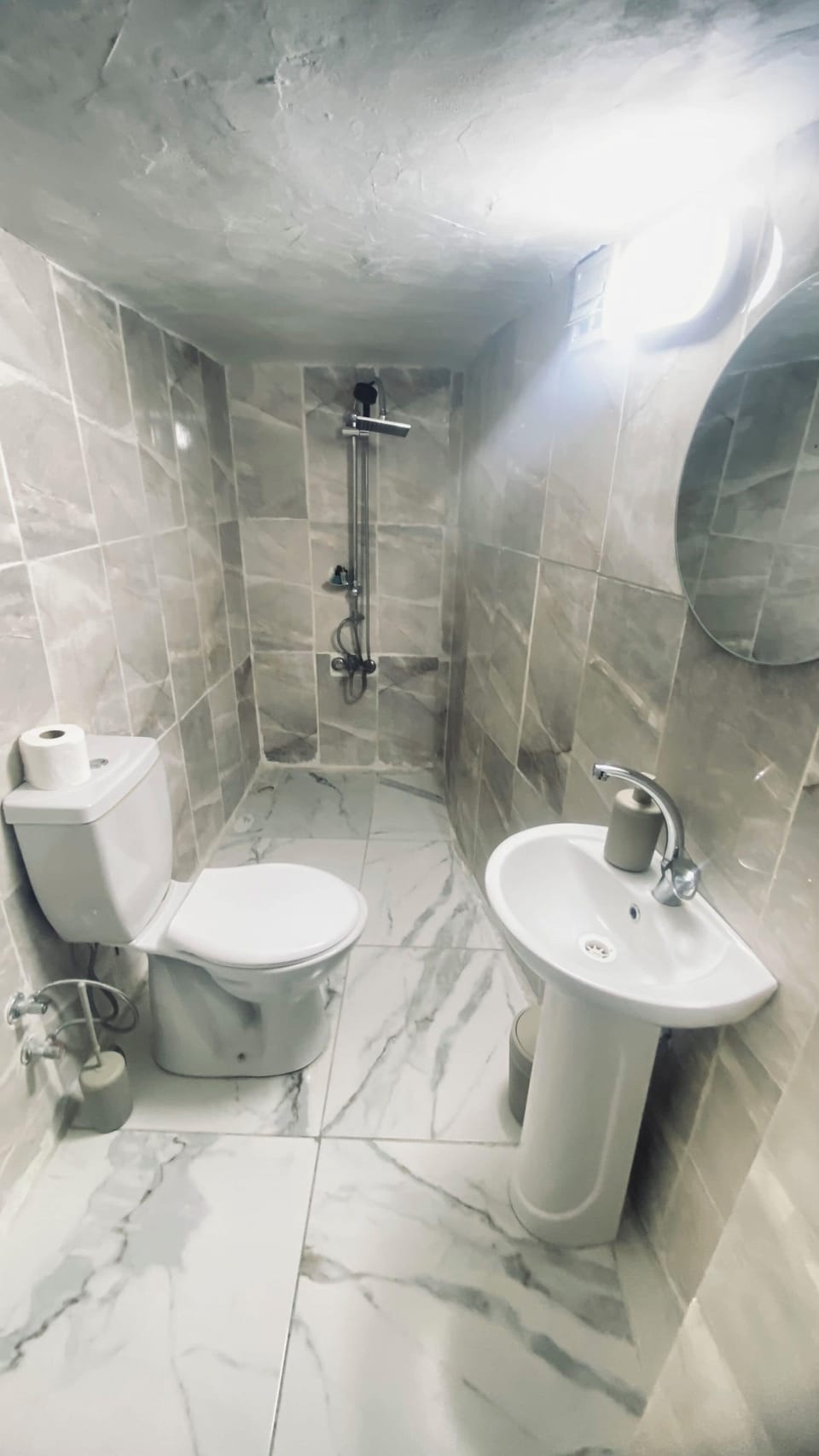 Classic Apartment | Bathroom | Rainfall showerhead, hair dryer, towels