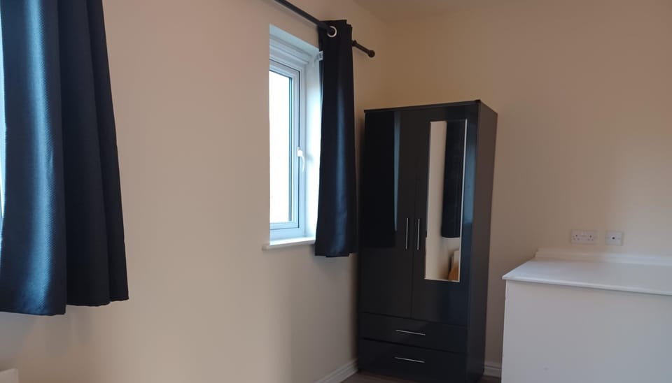 Business House | 3 bedrooms, premium bedding, individually furnished, laptop workspace