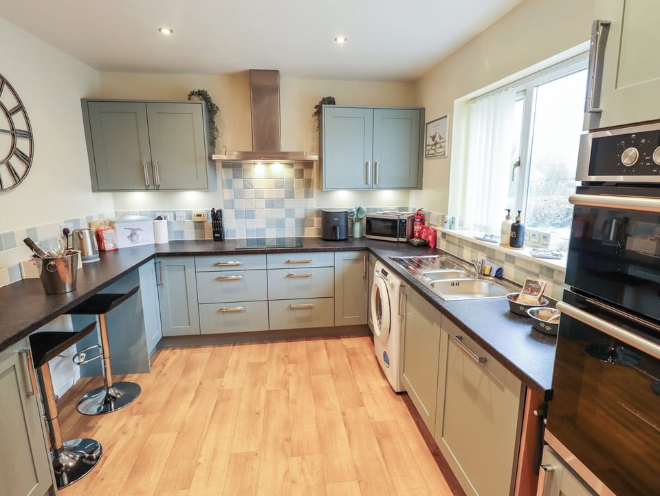 Cottage | Private kitchen | Fridge, dishwasher, electric kettle, toaster