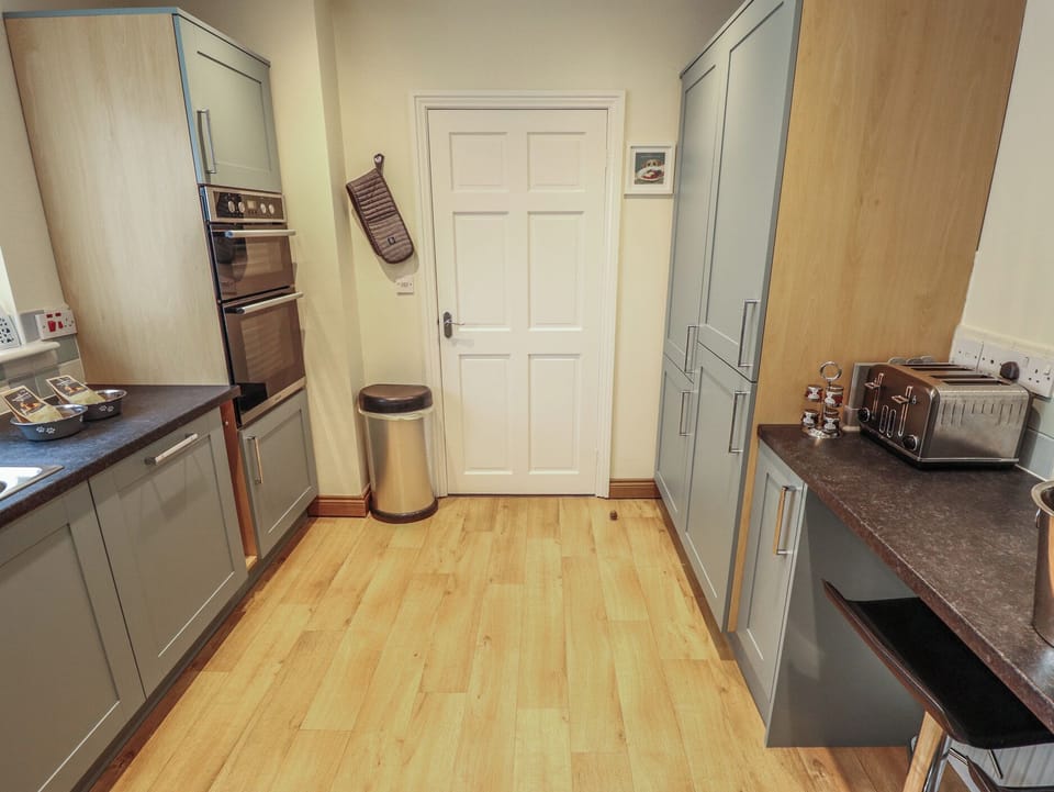Cottage | Private kitchen | Fridge, dishwasher, electric kettle, toaster