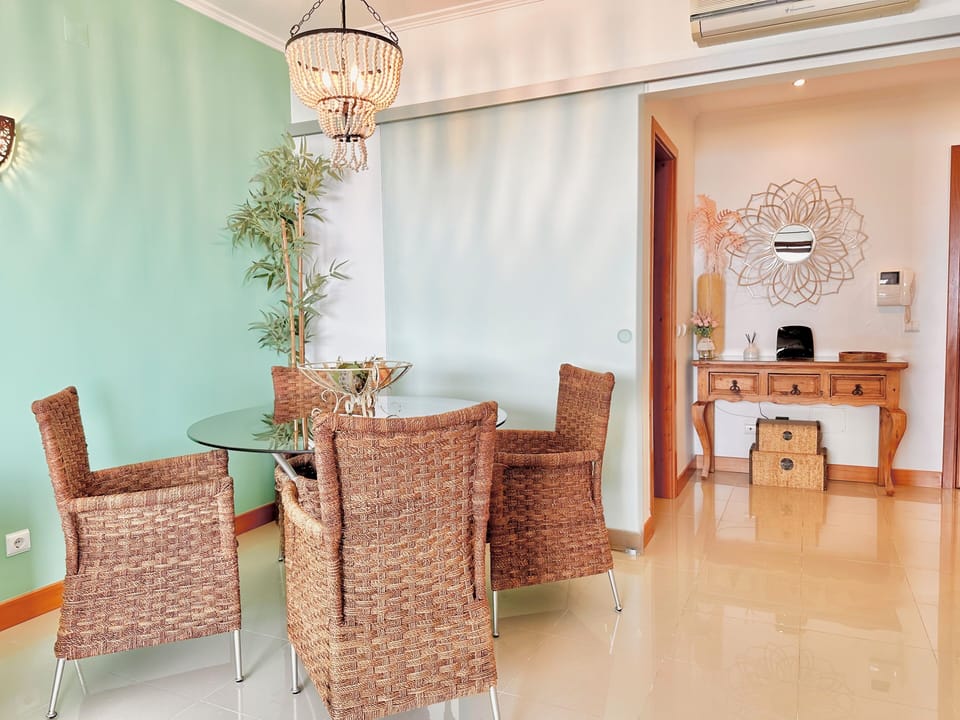A tropical beach atmosphere for your dining area