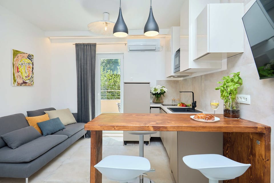 Apartment (1 Bedroom) | Living area | TV