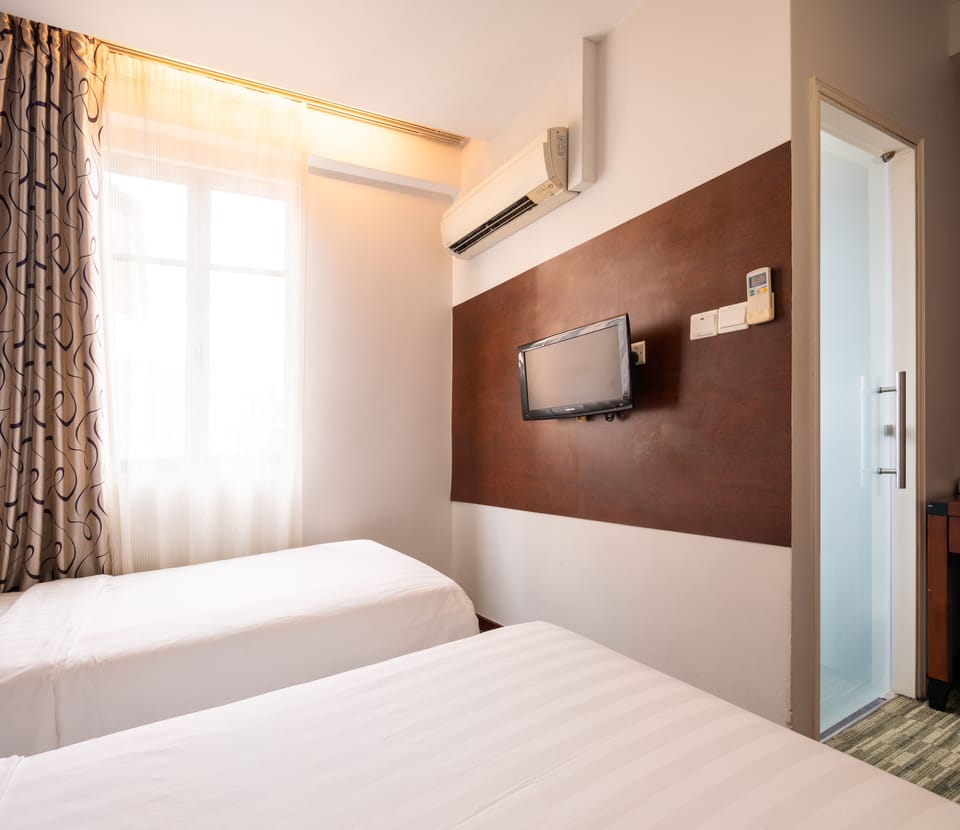 Deluxe Twin Room | In-room safe, desk, laptop workspace, blackout drapes
