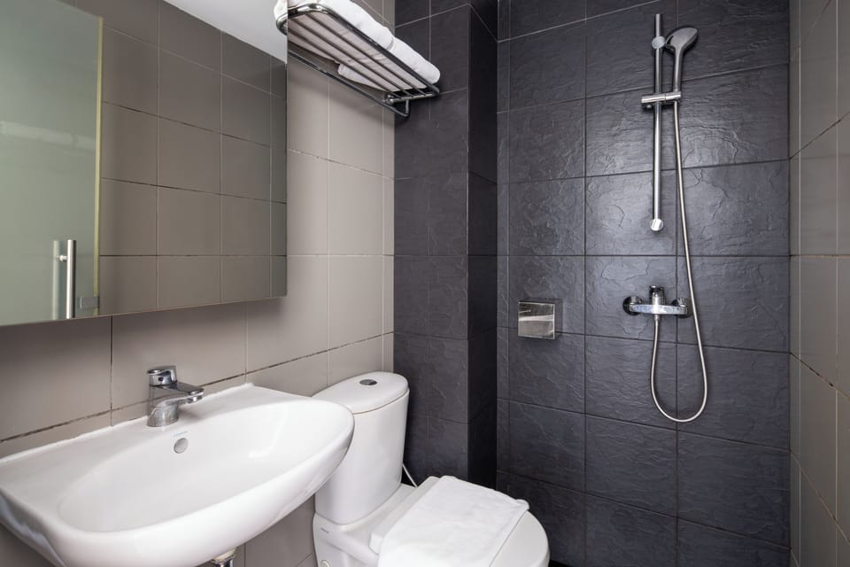 Deluxe Double Room | Bathroom | Shower, free toiletries, hair dryer, slippers