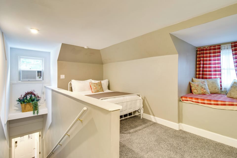 Loft | Queen Bed | 2nd Floor