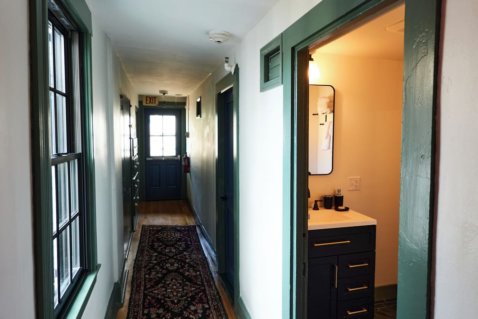 Basic Room, 1 Queen Bed | Bathroom | Combined shower/tub, free toiletries, hair dryer, bathrobes