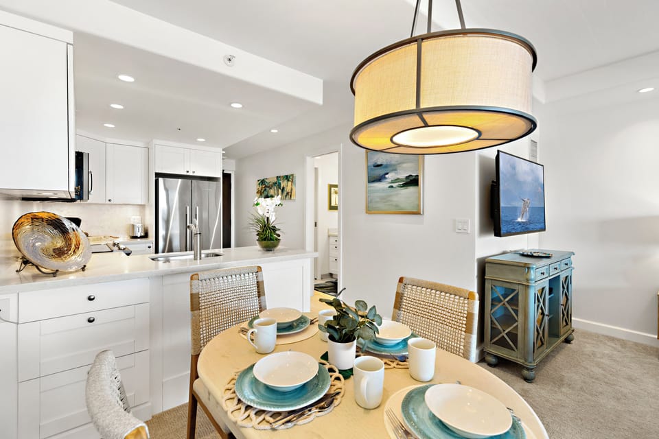 Enjoy casual island dining in this bright, beautifully updated space designed for comfort, connection, and relaxed resort living.
