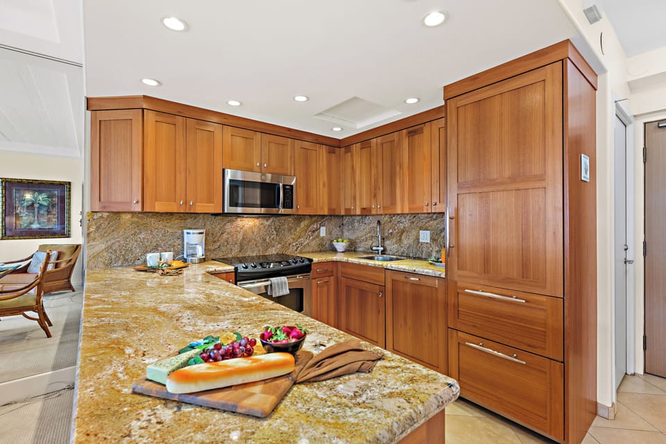 -Everything you need, right at your fingertips. A fully equipped kitchen stocked with all the essentials. Perfect for cooking your favorite meals in paradise.