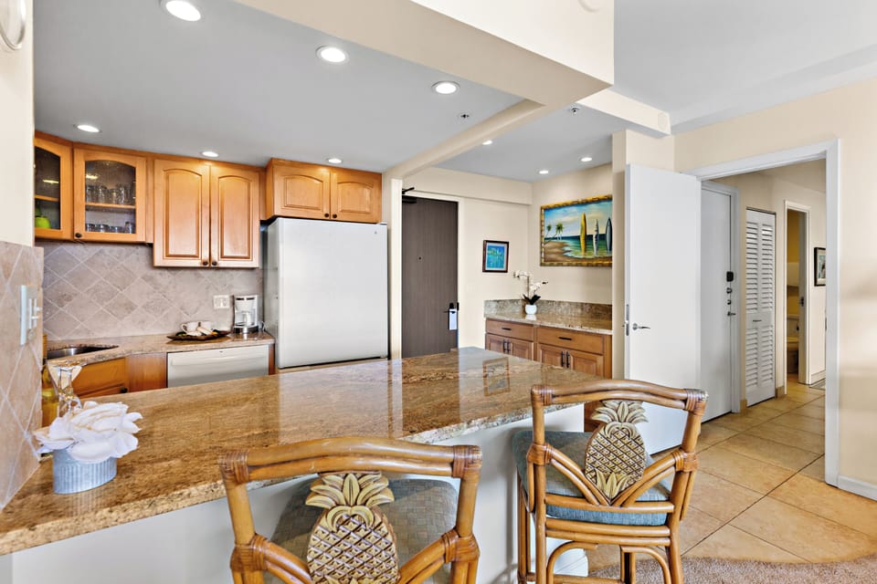 Cook, dine, and connect in a fully equipped kitchen with a welcoming dining area. Perfect for everything from quick island breakfasts to cozy dinners at home.