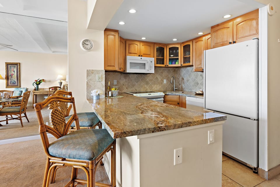 Cook, dine, and connect in a fully equipped kitchen with a welcoming dining area. Perfect for everything from quick island breakfasts to cozy dinners at home.