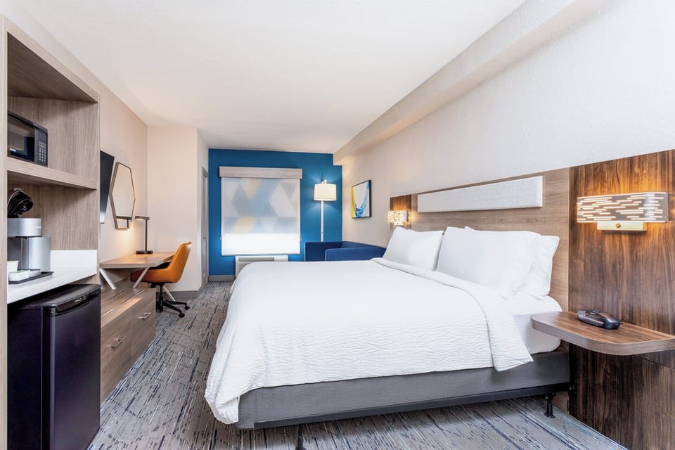 Standard Room, 1 King Bed with Sofa bed | In-room safe, desk, free WiFi, bed sheets