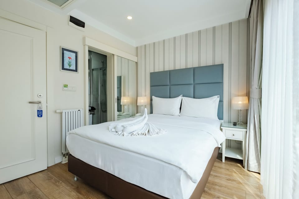 Standard Double Room | Minibar, in-room safe, desk, laptop workspace